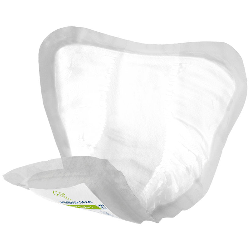 Eine Nahaufnahme der ABENA Man Formula Premium von Abena Re-Seller GmbH zeigt die konturierte weiße Einlage mit weichen Kanten und einer gefalteten Vorderseite, die ein partielles Etikett offenbart - ein idealer Einweg-Inkontinenzslip für Männer.