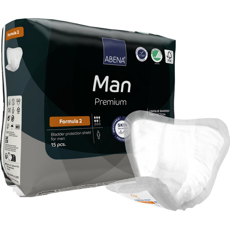 Abgebildet ist eine Packung ABENA Man Formula Premium der Abena Re-Seller GmbH mit einem Schild im Vordergrund. Die Packung enthält 15 Stück und hebt die hautfreundlichen und barriereschützenden Eigenschaften hervor.