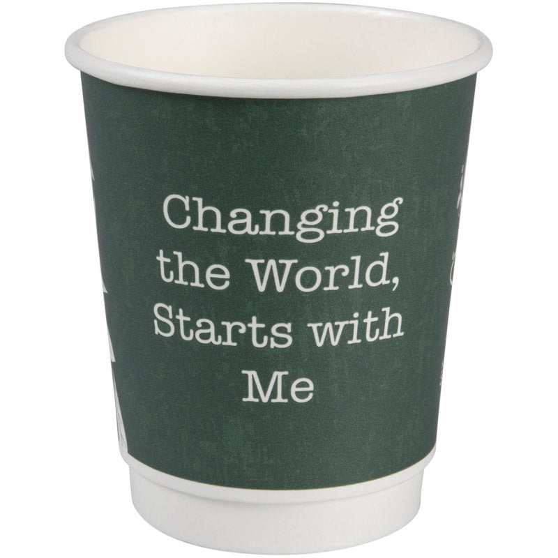 Der leere Kaffeebecher Doppelwand Bio "Green Leaves" von Abena Re-Seller GmbH in Dunkelgrün trägt vorne den weißen Schriftzug "Changing the World, Starts with Me" und steht vor weißem Hintergrund.