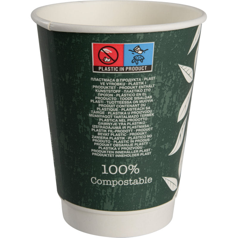 Der Abena Re-Seller GmbH Kaffeebecher Doppelwand Bio "Green Leaves" ist ein dunkelgrüner Becher mit weißen Blattmotiven, "100% kompostierbar"-Etikett und mehrsprachigem Aufkleber "Plastik im Produkt" mit umweltfreundlichen Materialsymbolen.