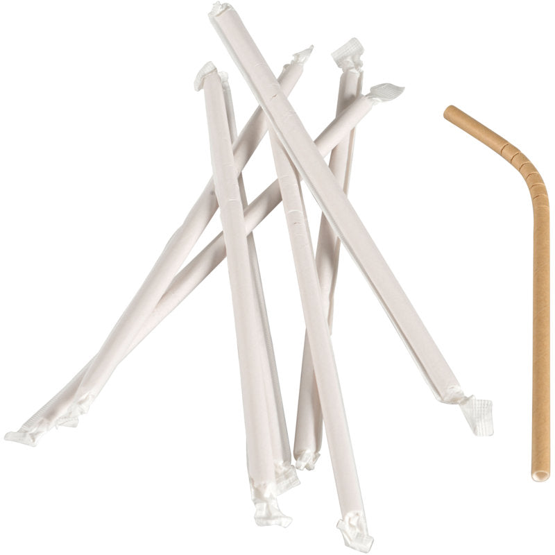 Neben einem umweltfreundlichen, biegsamen Trinkhalm von Abena Re-Seller GmbH liegen sieben einzeln verpackte braune Papiertrinkhalme (24 cm, ø 6 mm) aus einer Packung mit 250 Paaren auf weißem Hintergrund.