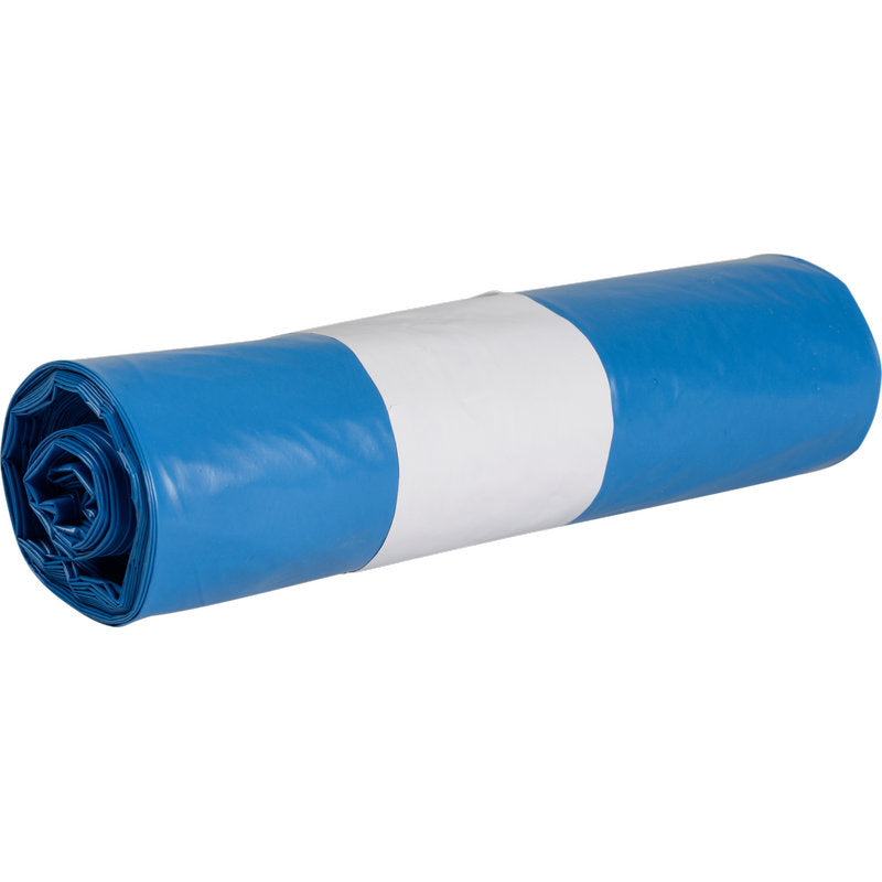 Ein aufgerolltes Bündel blauer Abena Re-Seller GmbH Abfallsäcke für Sækko Boy 120, 55 my LDPE Recycled, das mit einem weißen Papierband gesichert ist, wird vor einem schlichten weißen Hintergrund präsentiert.