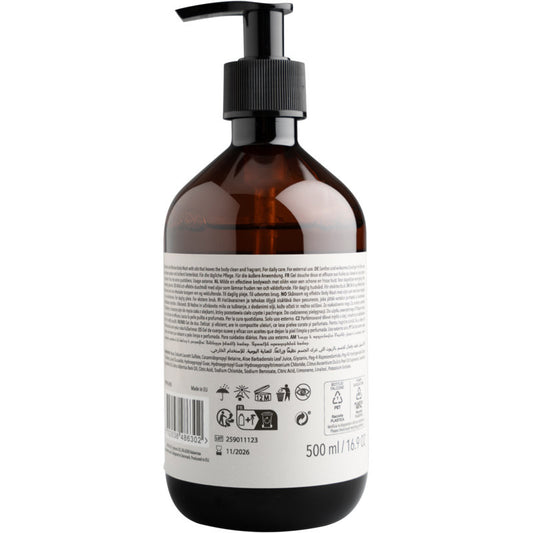Eine braune Kunststoffflasche mit einer schwarzen Pumpe und einem großen weißen Etikett zeigt den Barcode, Recycling-Symbole und 500 ml Volumen für ENA Living Body Wash von Abena Re-Seller GmbH, verkauft als Karton (8 Packungen).