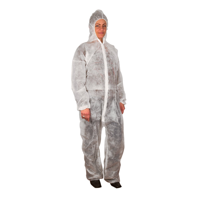Ein Erwachsener trägt den Einwegoverall, Nonwoven/PP, Weiß der Abena Re-Seller GmbH - einen weißen Einwegoverall mit Kapuze, Frontreißverschluss und elastischen Bündchen an Hand- und Fußgelenken - vor einem schlichten weißen Hintergrund.