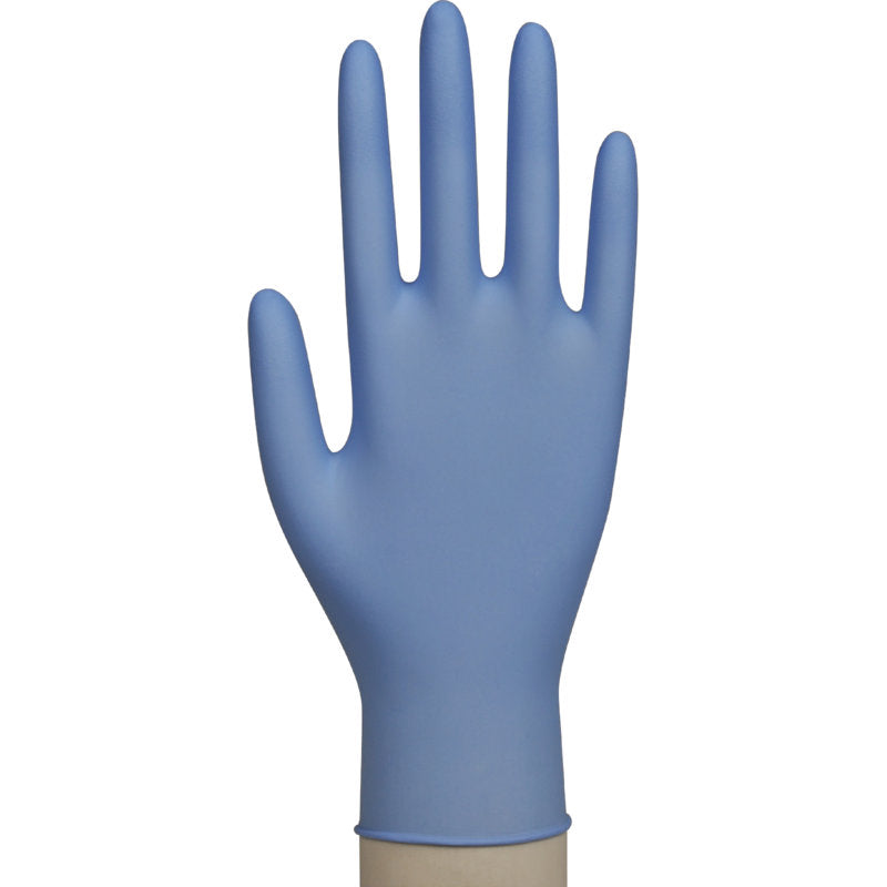 Ein Nitril-Handschuh Excellent, puderfrei und blau von Abena Re-Seller GmbH, wird an einer ausgestreckten Hand mit nach vorn gerichteter Handfläche vor weißem Hintergrund präsentiert.