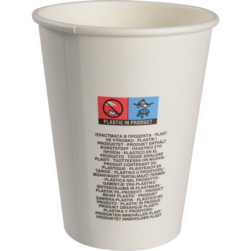 Der Pappbecher, Weiß der Abena Re-Seller GmbH ist mit einem mehrsprachigen "PLASTIC IN PRODUCT"-Label, roten No-Touch- und blauen Recycling-Symbolen versehen, um das Bewusstsein für umweltfreundliche Einwegbecher zu fördern.