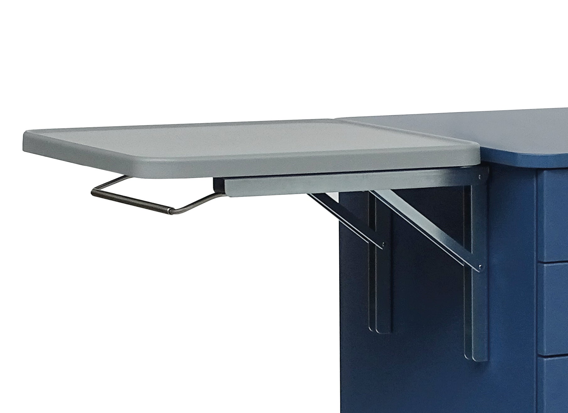 Nahaufnahme eines blauen Schreibtisches mit der Novocal ABS-Top für die Schreibplatte (350 x 510 x 19 mm, inkl. 4-seitiger Aufkantung) und einem angehängten grauen, ausklappbaren Beistelltisch, beides sicher gestützt durch Metallbügel.