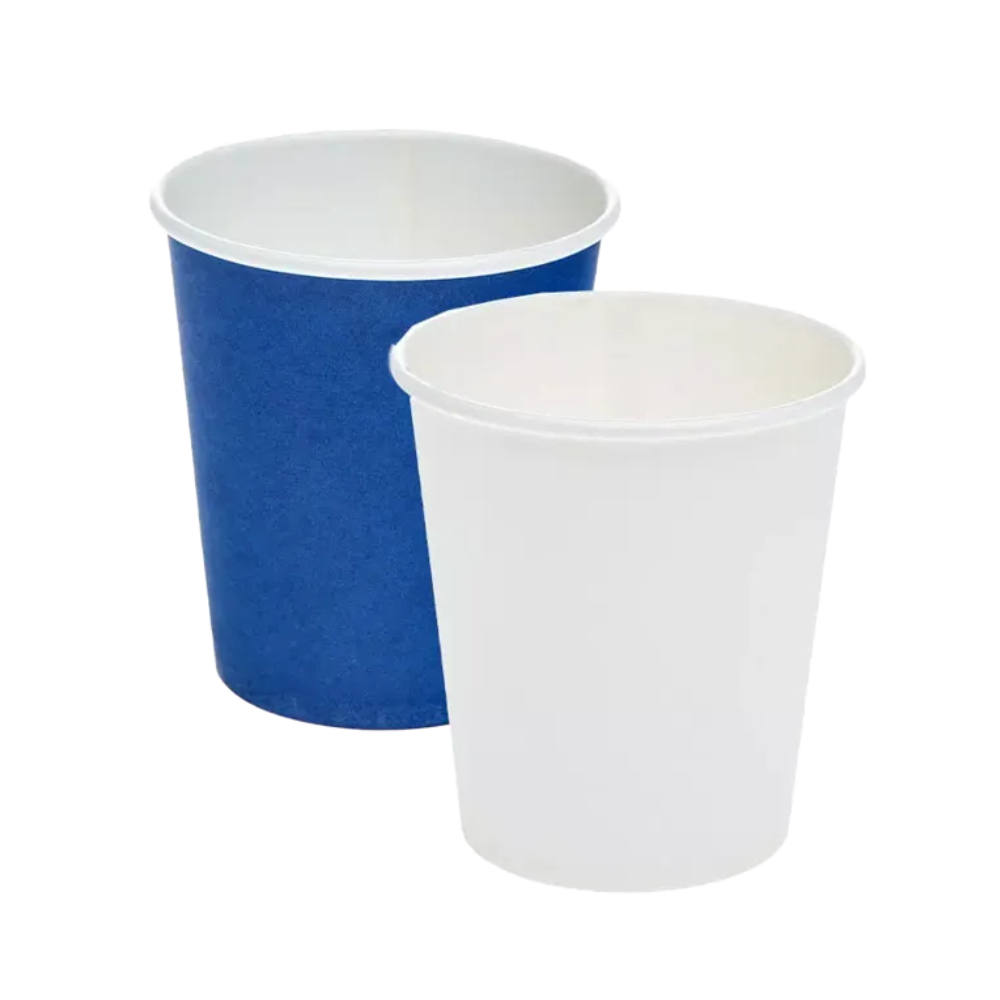 Vor weißem Hintergrund sind zwei AMPri Dental Hartpapier Mundspülbecher abgebildet. Der vordere Becher ist blau mit einer Polyethylen-Beschichtung, während der dahinterliegende weiß ist. Beide Becher, leer und aufrecht, sind ideal für den Einmalgebrauch Zahnarztpraxen.