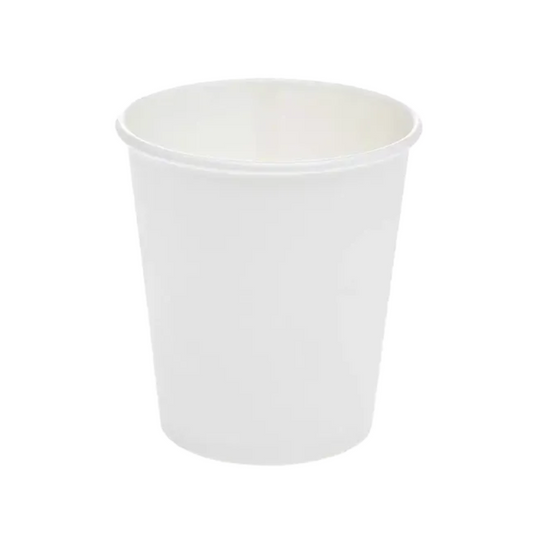 Ein schlichter weißer Pappbecher mit glatter Oberfläche, aufrecht stehend. Dieser AMPri Dental Hartpapier Mundspülbecher 190 ml hat eine zylindrische Form und einen etwas breiteren Rand. Der Hintergrund ist weiß, was seine Schlichtheit und Funktionalität betont und ihn ideal für den effizienten Einsatz in der Zahnarztpraxis macht.