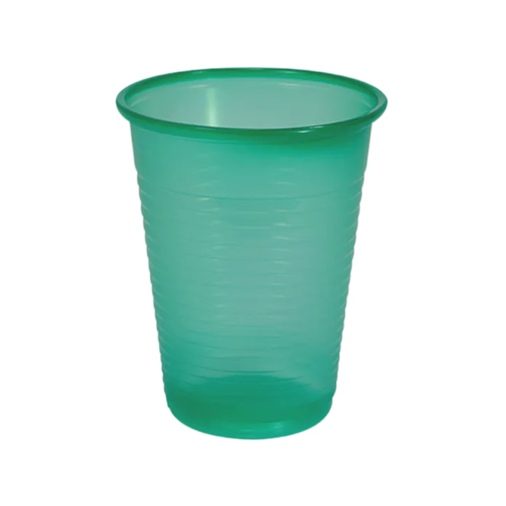 Der AMPri Dental PP Mundspülbecher, ein grüner Kunststoffbecher mit einem Fassungsvermögen von 180 ml, der von der AMPri Handelsgesellschaft mbH für Zahnarztpraxen entwickelt wurde, ist auf weißem Hintergrund abgebildet. Der aus Polypropylen gefertigte Becher hat eine schlichte zylindrische Form mit horizontalen Rillen an den Seiten.