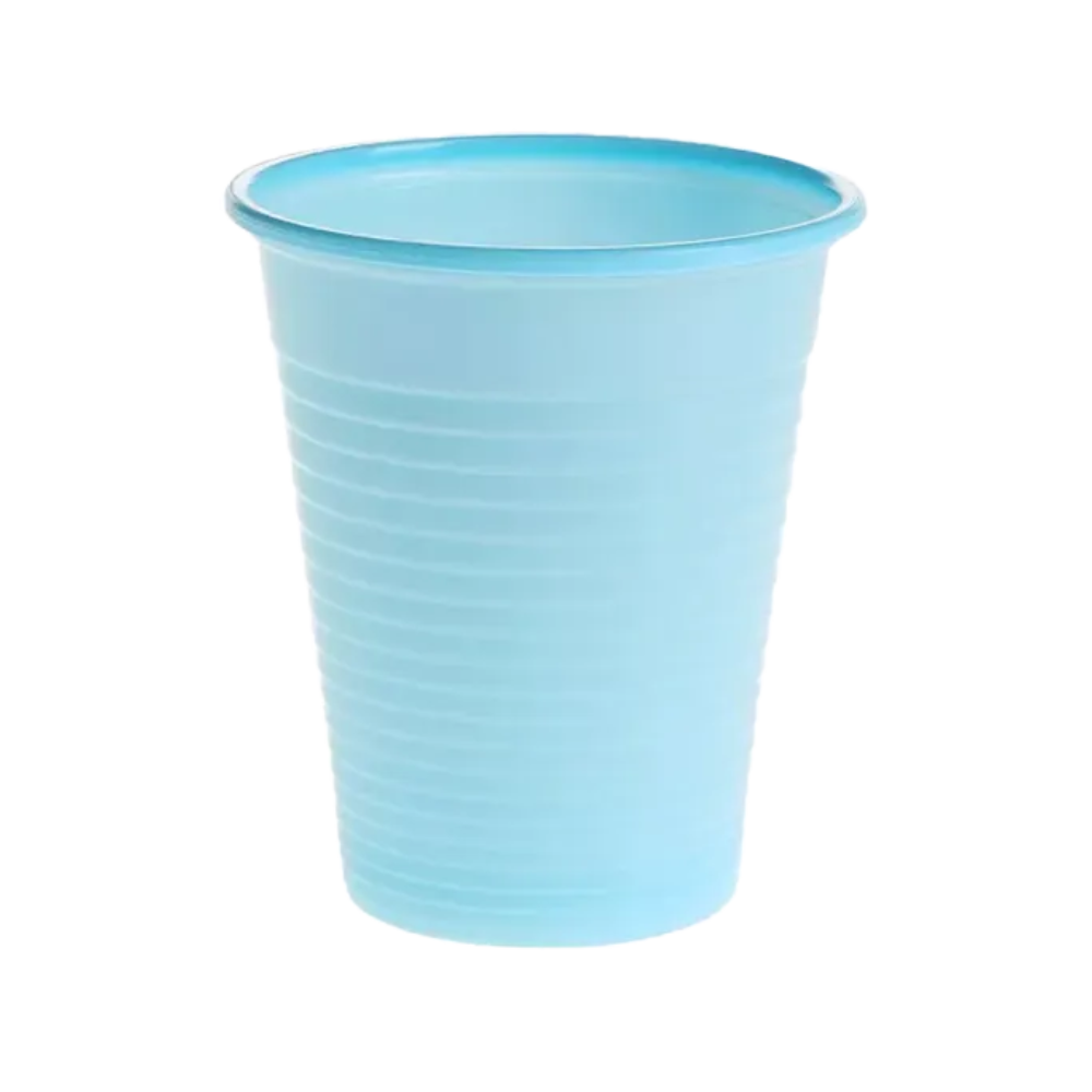 Der AMPri Dental PP Mundspülbecher 180 ml von AMPri Handelsgesellschaft mbH ist ein schlichter hellblauer Kunststoffbecher, der sich perfekt als Einweg-Mundspülbecher in der Zahnarztpraxis eignet. Er hat eine leicht konische Form, einen abgerundeten Rand und besteht aus Polypropylen mit horizontalen Rillen an der Außenseite für besseren Halt.