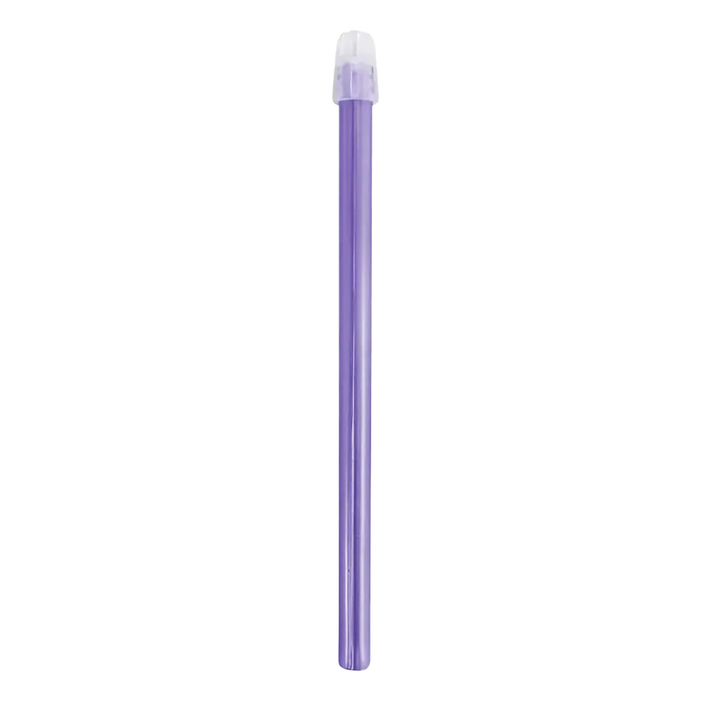 Ein einzelner violetter Dental-Speichelsauger mit durchsichtiger Spitze, ähnlich denen im AMPri Dental-Speichelsauger-Set 130 mm und 150 mm in verschiedenen Farben der AMPri Handelsgesellschaft mbH, isoliert auf weißem Hintergrund.