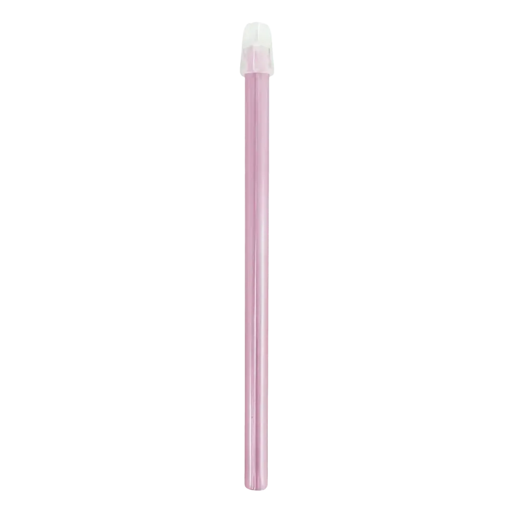 Ein einzelner Buntstift in Rosa mit weißer Spitze, der an den AMPri Dental Speichelsauger erinnert, ist vor einem schlichten weißen Hintergrund platziert.