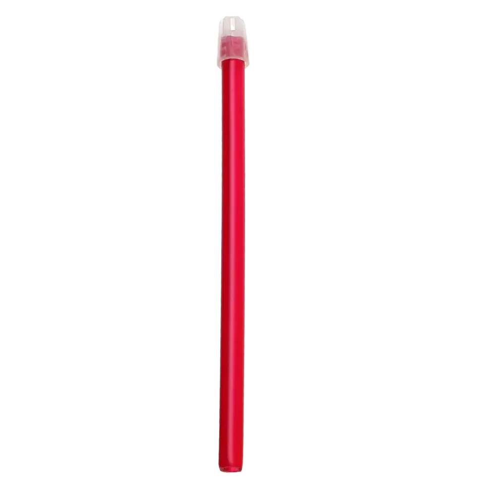 Ein einzelner roter Buntstift mit transparenter Kappe steht aufrecht vor einem weißen Hintergrund und erinnert an die Präzision von Instrumenten wie dem AMPri Dental Speichelsauger 130 mm und 150 mm, die von der AMPri Handelsgesellschaft mbH in verschiedenen Farben für den Einsatz bei zahnärztlichen Eingriffen angeboten werden.