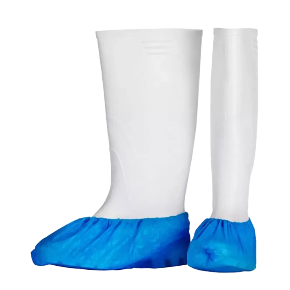 Zwei weiße Stiefel sind mit AMPri ECO-PLUS PE Einmal-Überziehschuhen der AMPri Handelsgesellschaft mbH ausgestattet. Der linke Stiefel ist höher und dicker als der schmalere rechte Stiefel. Diese leuchtend blauen hygienischen Einmalüberzieher bilden einen auffälligen Kontrast zu den Stiefeln.