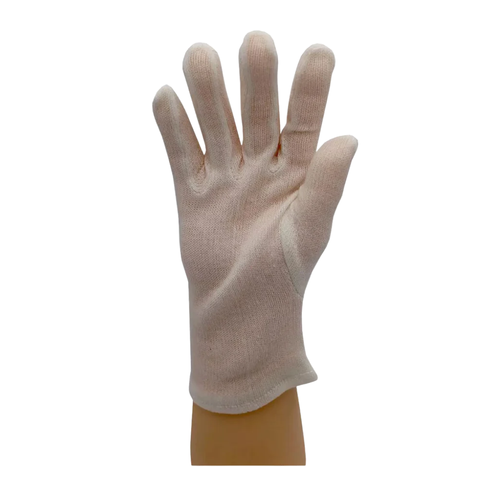 Ein weißer AMPri ECO-PLUS Baumwoll-Strickhandschuh wird an einer Schaufensterpuppe vor einem schlichten weißen Hintergrund präsentiert. Die gespreizten Finger zeigen Passform und Textur und betonen so den Einsatz im Arbeitsschutz.