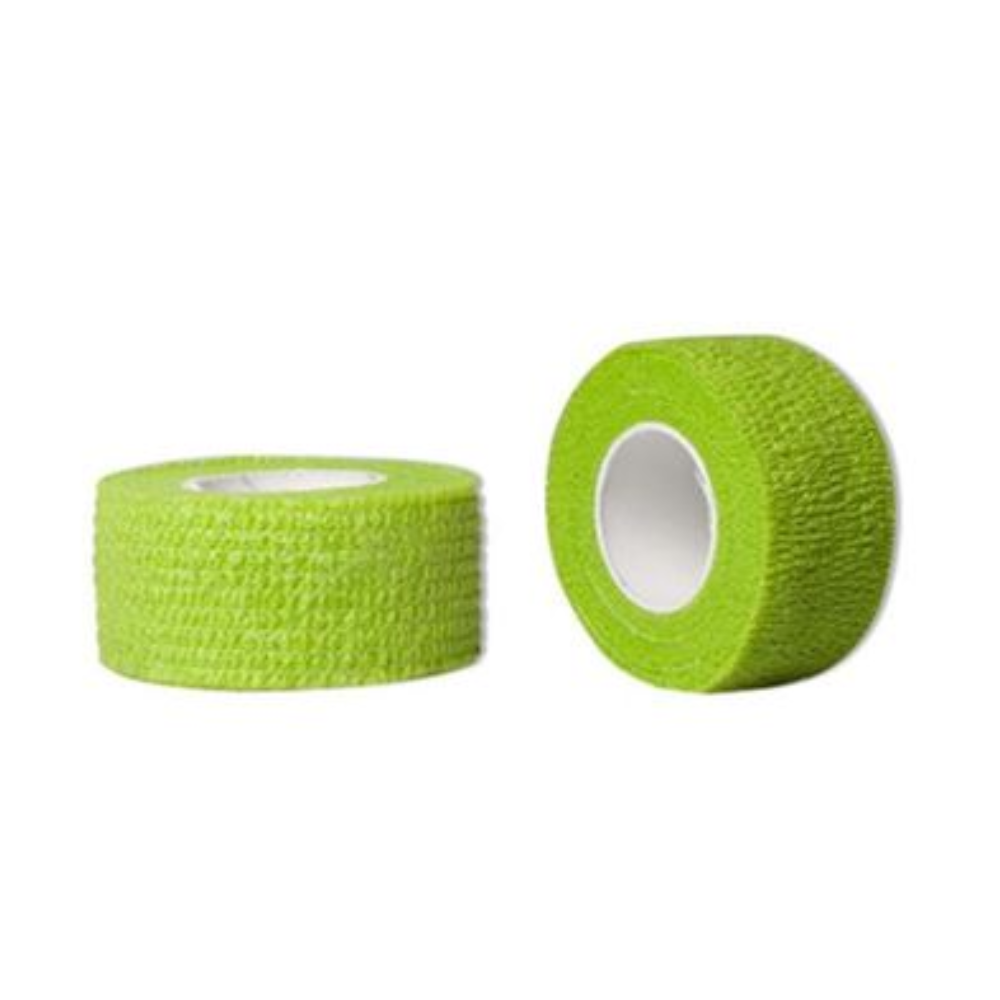 Das AMPri Joy2Protect Rollenpflaster, erhältlich in einer Schachtel mit zwei Rollen mit den Maßen 2,5 cm x 4,5 m, ist grün dargestellt. Eine Rolle steht aufrecht, während die andere auf der Seite liegt, so dass der innere Kern und die strukturierte Oberfläche sichtbar sind. Dieses Klebeband der AMPri Handelsgesellschaft mbH ist ideal für den medizinischen oder sportlichen Einsatz und eignet sich daher für Krankenhausumgebungen oder industrielle Anwendungen.