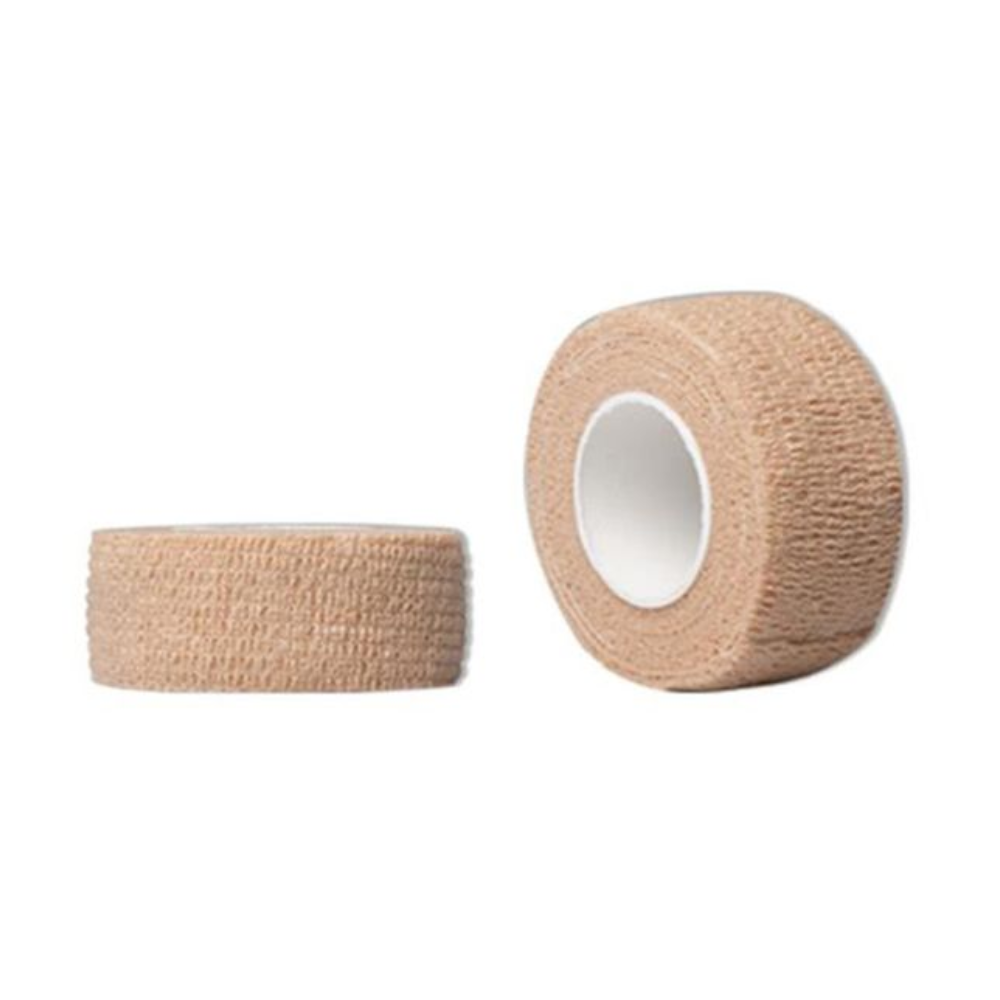 Das Bild zeigt zwei Rollen AMPri Joy2Protect Rollenpflaster (Größe 2,5 cm x 4,5 m) in Beige von AMPri Handelsgesellschaft mbH, präsentiert in einem Karton mit zwei Rollen in verschiedenen Farben. Eine Rolle steht aufrecht, während die andere auf der Seite liegt und den weißen Innenkern freigibt. Diese Pflaster werden häufig in Krankenhäusern verwendet und haben eine strukturierte Oberfläche, die ein sicheres und bequemes Wickeln gewährleistet.