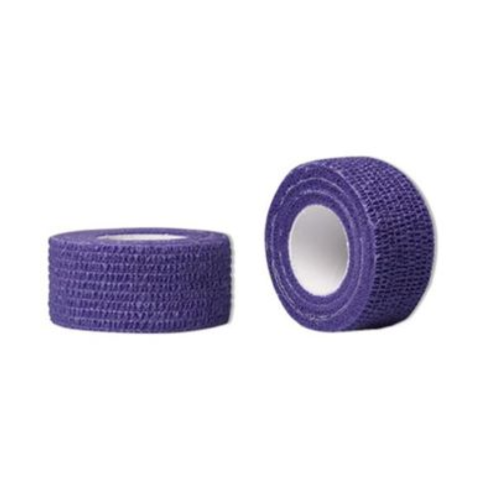 Zwei Rollen AMPri Joy2Protect Rollenpflaster, 2,5 cm x 4,5 m groß und in verschiedenen Farben erhältlich, werden vor einem weißen Hintergrund präsentiert. Eine Rolle steht aufrecht, die andere liegt auf der Seite, so dass der innere Kern sichtbar ist. Die strukturierte Oberfläche lässt auf eine Verwendung in Krankenhäusern oder Industrieumgebungen schließen.