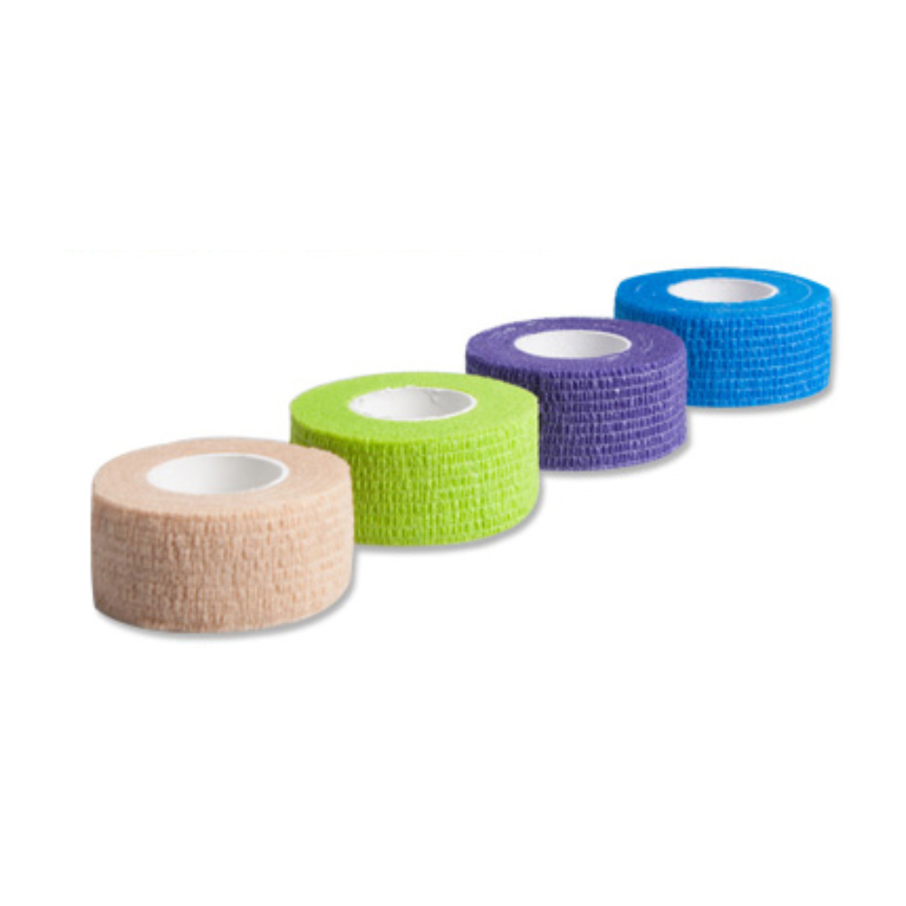 Vier Rollen AMPri Joy2Protect Rollenpflaster, jeweils 2,5 cm x 4,5 m, werden horizontal nebeneinander gelegt. Die für den Einsatz in Krankenhäusern ideal geeigneten Pflaster sind in Beige, Grün, Lila und Blau erhältlich und verfügen über einen markanten weißen Innenkern. Die strukturierte Oberfläche bietet hervorragenden Halt und Unterstützung.