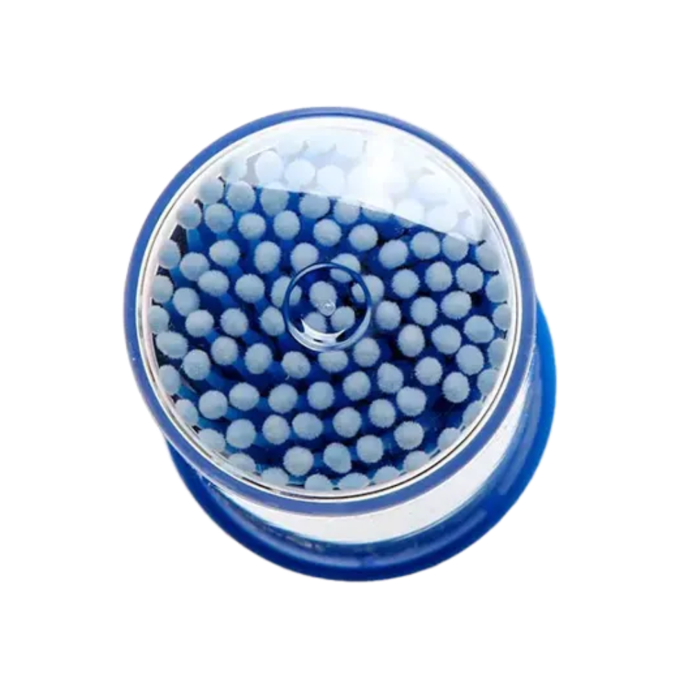Eine Draufsicht auf einen runden, blauen AMPri MED-COMFORT Einmal Mikroapplikatoren-Dentalapplikator mit dicht gepackten weißen Borsten in einem durchsichtigen Kunststoffgehäuse, der für präzises Arbeiten mit einer elektrischen Zahnbürste konzipiert ist.