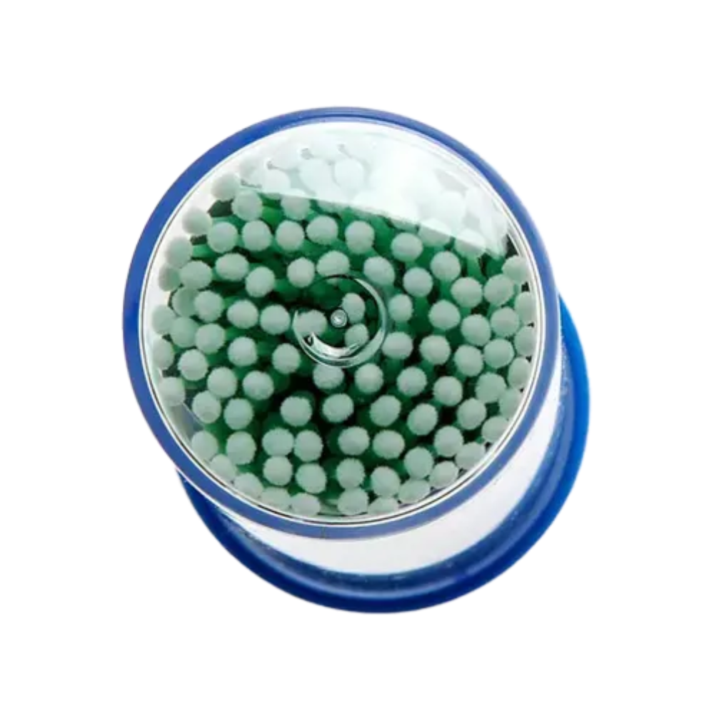 Von oben betrachtet zeigt sich ein zylindrischer Behälter mit blauem Boden und transparentem Deckel, in dem sich weiße AMPri MED-COMFORT Einmal-Mikroapplikatoren mit grüner Spitze befinden. Diese werden häufig im Dentalbedarf für präzise Arbeiten in kosmetischen oder medizinischen Anwendungen eingesetzt.