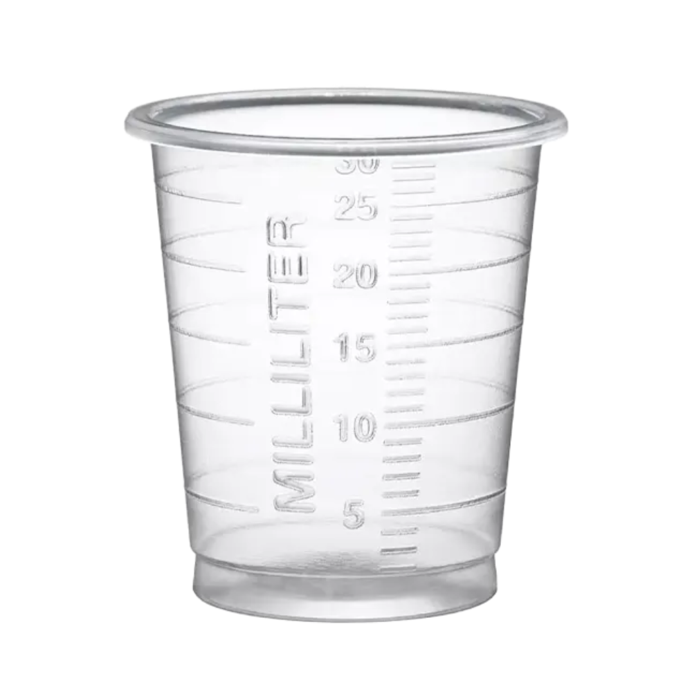 Ein transparenter Messbecher aus Polypropylen, konzipiert für eine präzise Dosierung mit Maßen von 5 bis 30 Milliliter, unter dem Produktnamen „AMPri MED-COMFORT PP Eco Einmal Medizinbecher 30 ml graduiert, verschiedene Farben“, von der AMPri Handelsgesellschaft mbH.