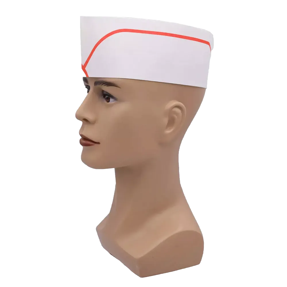 Ein Puppenkopf präsentiert die AMPri Schiffchenhaube, eine klassische Papiermütze im Diner-Stil mit rotem Streifen, die als Einwegprodukt konzipiert wurde. Diese größenverstellbare Kopfbedeckung der AMPri Handelsgesellschaft mbH sitzt eng, wenn die Puppe nach links blickt, und erinnert mit ihrem zeitlosen Flair an Fast-Food-Uniformen.