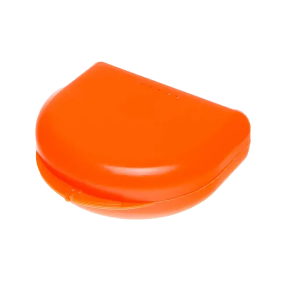Ein orangefarbener, rechteckiger Kunststoffbehälter aus Polypropylen mit Klappdeckel, der zur Aufbewahrung und zum Schutz von Gegenständen wie Mundschutz oder Zahnspange dient. Diese AMPri PP Dental Zahnschienendose für Erwachsene von AMPri Handelsgesellschaft mbH hat eine glatte Oberfläche und zeichnet sich durch ein schlichtes, kompaktes Design aus.