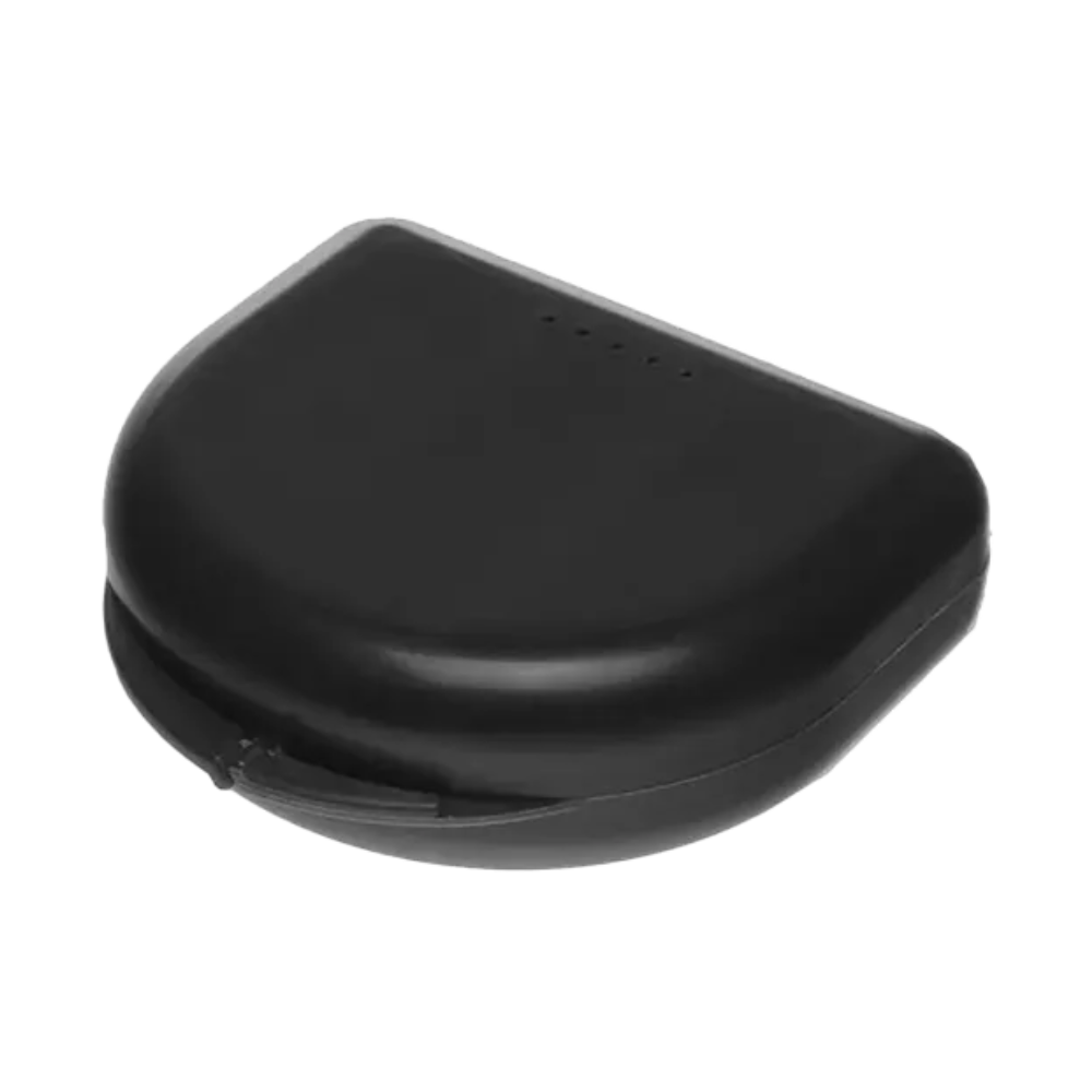 Ein kompaktes, schwarzes, halbrundes Etui, inspiriert von der AMPri PP Dental Zahnschienendose für Erwachsene, das für die Aufbewahrung eines Paars kabelloser Ohrhörer konzipiert ist. Das aufklappbare Etui ist geschlossen und weist auf seiner Oberseite vier kleine Anzeigepunkte auf.