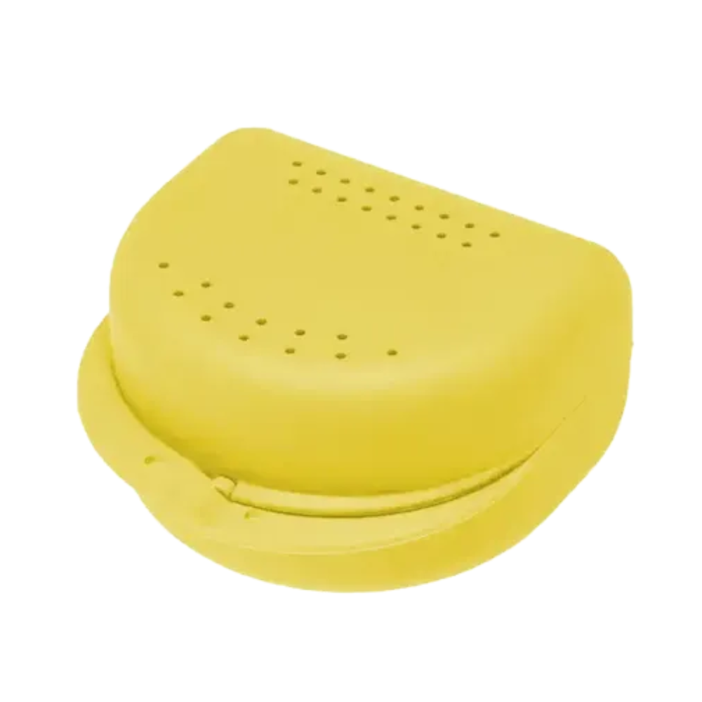 Eine halbrunde, gelbe Zahnspangenbox mit perforiertem Deckel aus Polypropylen, genannt AMPri PP Dental Zahnspangenbox für Erwachsene 80x80x45 cm, verschiedene Farben | Beutel (10 Stück) von AMPri Handelsgesellschaft mbH.
