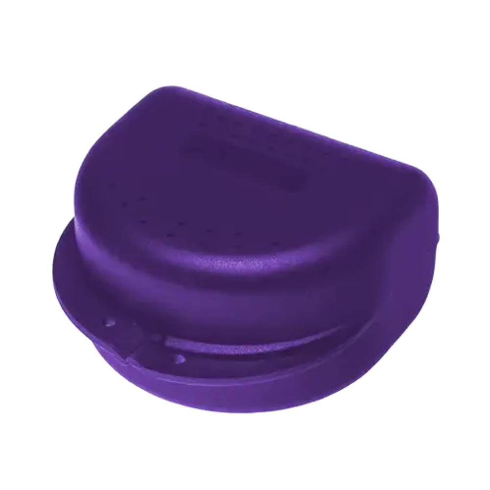 Die AMPri PP Dental Zahnspangenbox für Erwachsene mit den Maßen 80x80x45 cm ist in verschiedenen Farben erhältlich und eignet sich ideal zur Aufbewahrung eines Retainers oder Mundschutzes. Der von der AMPri Handelsgesellschaft mbH aus strapazierfähigem Polypropylen gefertigte Behälter verfügt über einen Klappdeckel mit Belüftungsschlitz und einen abgerundeten Boden für zusätzlichen Komfort.