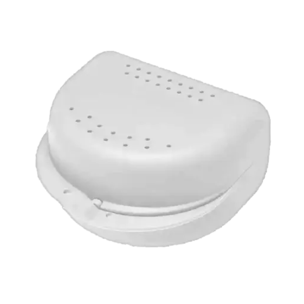 Die AMPri PP Dental Zahnspangenbox der AMPri Handelsgesellschaft mbH ist ein robuster Behälter aus weißem Polypropylen mit den Abmessungen 80 x 80 x 45 cm. Sie ist für die Aufbewahrung von Zahnspangen wie Mundschutz oder Zahnspangen konzipiert und verfügt über einen Klappdeckel und Belüftungslöcher. Der Deckel ist leicht geöffnet, sodass ein Teil des Inhalts sichtbar ist. Erhältlich in verschiedenen Farben und in Packungen zu 10 Stück.