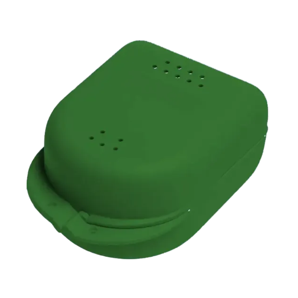 Eine grüne, rechteckige AMPri PP Dental Zahnspangenbox für Kinder, 90 x 60 x 45 cm groß, mit abgerundeten Kanten und Belüftungslöchern an der Oberseite. Sie hat ein Clamshell-Design mit sicherem Verschluss und einem kleinen Griff an der Vorderseite.
