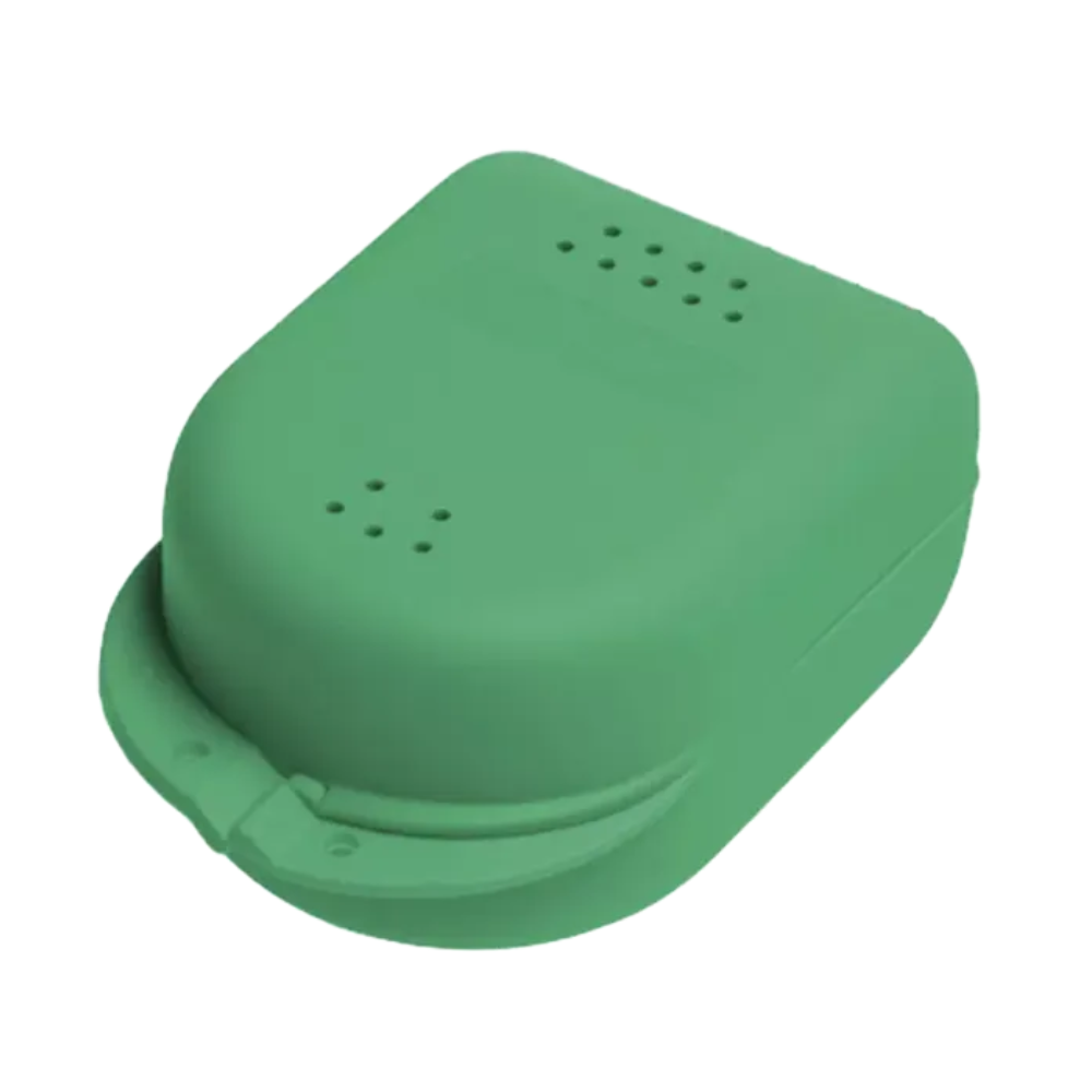 Eine grüne, rechteckige AMPri PP Dental Zahnspangenbox aus Polypropylen von AMPri Handelsgesellschaft mbH mit abgerundeter Oberseite und kleinen Belüftungslöchern. Diese Box verfügt über einen Klappdeckel mit sicherem Verschluss und ist somit ideal für die sichere Aufbewahrung von Gegenständen.