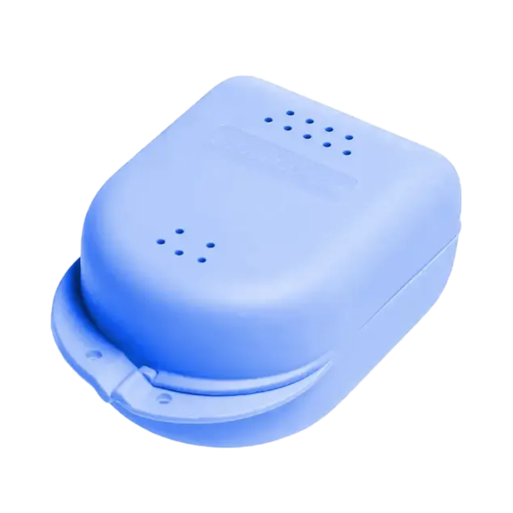 Eine blaue, rechteckige AMPri PP Dental Zahnspangenbox für Kinder mit den Maßen 90 x 60 x 45 cm, verfügt über einen abgerundeten Deckel und kleine Belüftungslöcher an der Oberseite und ist aus strapazierfähigem Polypropylen gefertigt.