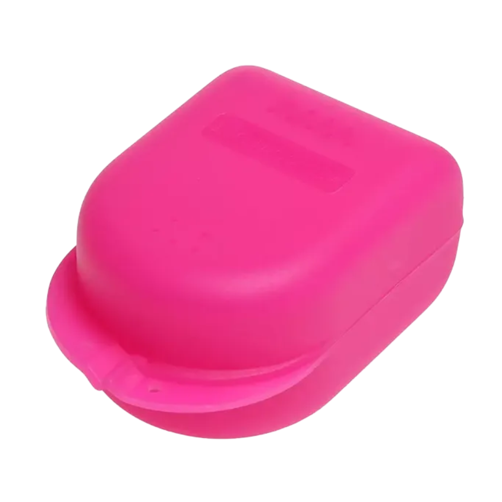 Eine AMPri PP Dental Zahnspangenbox für Kinder in leuchtendem Rosa, 90 x 60 x 45 cm groß, hat eine abgerundete Oberseite und einen Schnappverschluss auf der Vorderseite. Dieser tragbare und kompakte Behälter der AMPri Handelsgesellschaft mbH ist ideal für die Aufbewahrung kleiner, wichtiger Dinge.