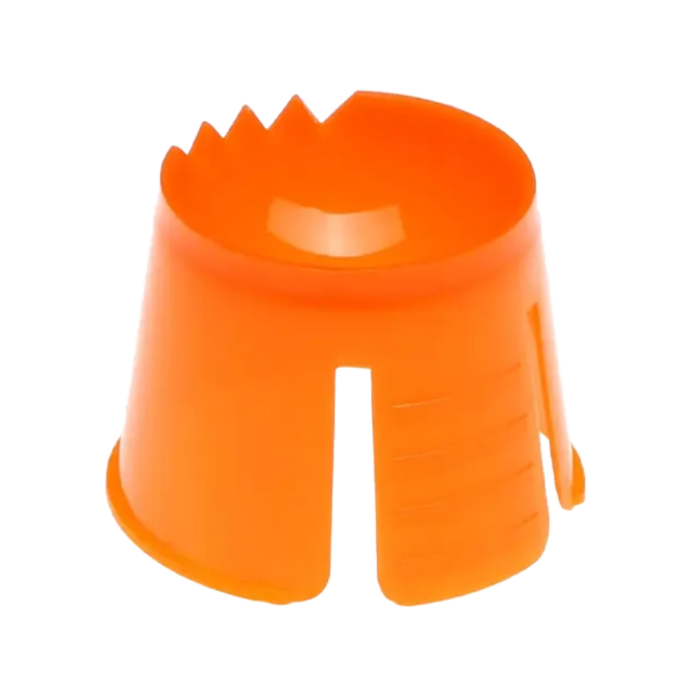 Das Bild zeigt einen AMPri PP Einweg-Dappenbehälter in orangefarbenem Polypropylendesign mit Griff und Drehverschlussöffner. Er hat eine zylindrische Form mit einer gezackten Kante innen zum Greifen und einer offenen Seite für Flaschenverschlüsse verschiedener Größen.