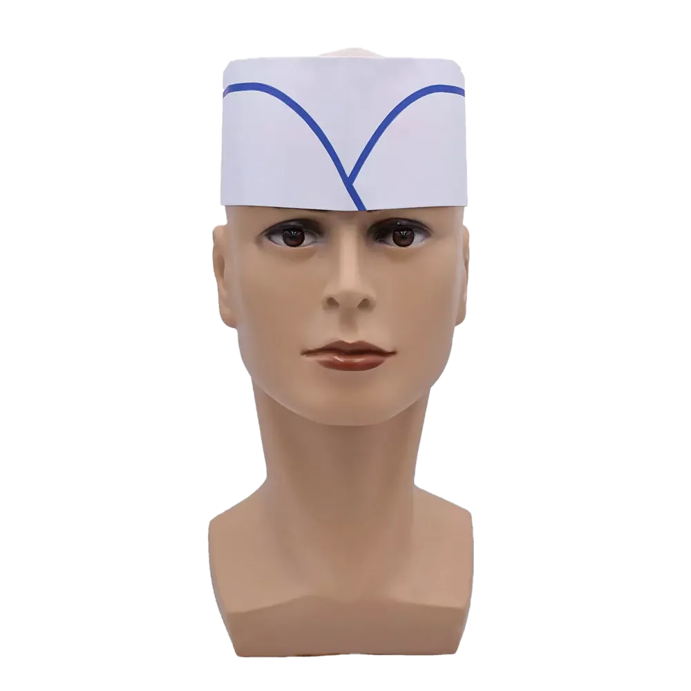 Ein Schaufensterpuppenkopf mit einer AMPri Schiffchenhaube mit Vlieskrone, einer modischen weißen Papiermütze mit blauem Liniendesign, die häufig als Einwegprodukt in der Lebensmittelindustrie verwendet und von der AMPri Handelsgesellschaft mbH verkauft wird.