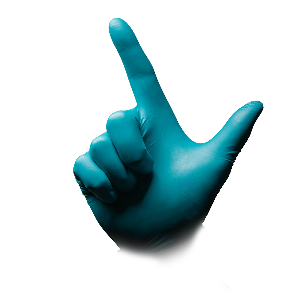 Eine mit einem blauen Handschuh bekleidete Hand, die AMPri SolidSafety ChemN Special Nitril Chemikalienschutzhandschuhe der AMPri Handelsgesellschaft mbH trägt, ist isoliert auf einem weißen Hintergrund zu sehen. Daumen und Zeigefinger sind zu einer L-Form ausgestreckt, während die anderen Finger nach innen gekrümmt sind.