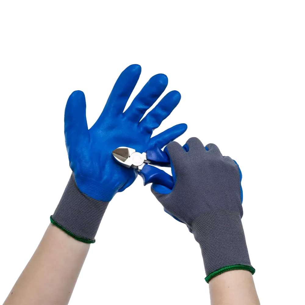 Zwei Hände mit blauen AMPri SolidSafety Food Protect-Handschuhen mit grauen Stulpen halten vor einem schlichten weißen Hintergrund eine Zange zwischen sich und erinnern so an Präzisionsarbeiten in der Gastronomie.