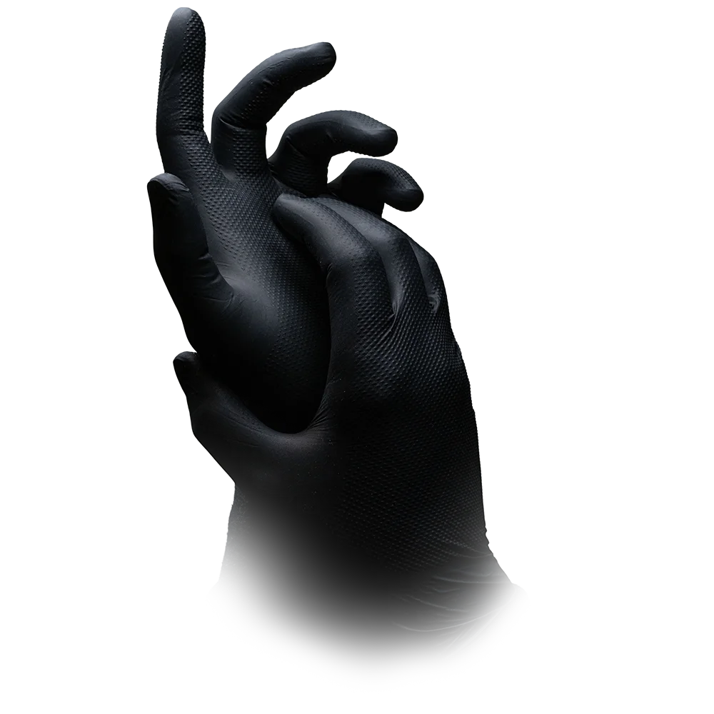 Zwei Hände mit schwarzen, strukturierten AMPri SolidSafety High Grip Nitril Chemikalienschutzhandschuhen der AMPri Handelsgesellschaft mbH sind mit leicht gekrümmten Fingern positioniert, die Handflächen zeigen zueinander. Der Hintergrund ist schlicht weiß, und die untere Hälfte dieser professionellen Handschuhe geht nahtlos in ihn über.