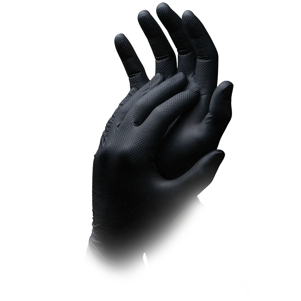 Ein Paar schwarze AMPri SolidSafety High Grip Nitril Chemikalienschutzhandschuhe wird vor einem weißen Hintergrund gezeigt, was die strukturierte Oberfläche und die enge Passform hervorhebt. Die Handschuhe sind so positioniert, als ob sie getragen würden, mit leicht gebogenen Fingern, was ihre taktile Natur hervorhebt – ideal für den professionellen Einsatz. Diese Handschuhe werden von der AMPri Handelsgesellschaft mbH hergestellt und sind in den Größen S bis XXL erhältlich.