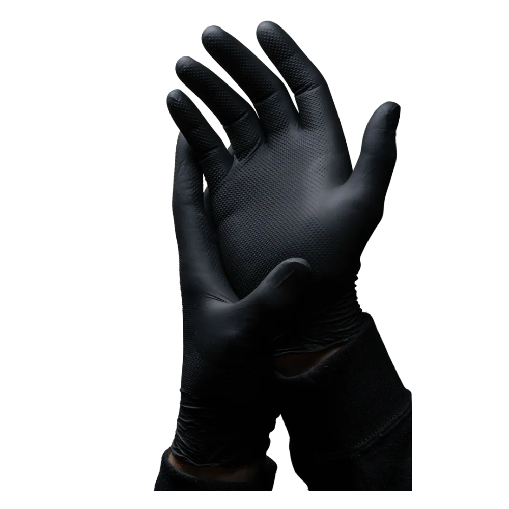Zwei Hände, die AMPri SolidSafety High Grip Black Nitril Chemikalienschutzhandschuhe tragen, sind vor einem weißen Hintergrund zu sehen. Eine Hand ist mit leicht gespreizten Fingern erhoben, während die andere darunter positioniert ist, als würde sie den ersten Handschuh zurechtrücken. Diese schwarzen Nitrilhandschuhe, die von der AMPri Handelsgesellschaft mbH für den professionellen Einsatz entwickelt wurden, verfügen über eine strukturierte Oberfläche.