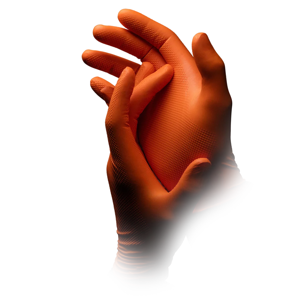Ein Paar Hände, die AMPri SolidSafety High Grip Orange Nitril Chemikalienschutzhandschuhe tragen, sind in einer Geste erhoben, die an Applaus erinnert. Das Bild zeigt eine weiße Vignette um die Handschuhe, die die komplexe Textur des Handschuhmaterials hervorhebt.