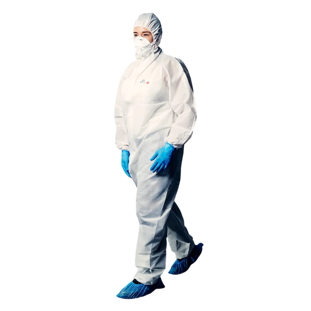 Eine Person trägt einen AMPri Handelsgesellschaft mbH SolidSafety Schutzoverall Standard 1 mit Kapuze, L - XXXL und präsentiert diesen weißen Ganzkörperanzug, der mehrschichtigen Schutz und atmungsaktiven Komfort bietet. Sie trägt außerdem eine Kapuze und eine Maske zur Gewährleistung der Sicherheit, ergänzt durch blaue Handschuhe und Schuhüberzüge. Beim Vorwärtsgehen bleibt nur das Gesicht unbedeckt.