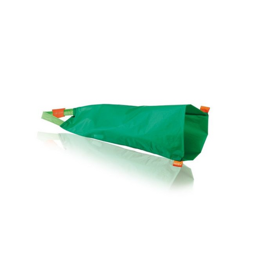 Eine grüne, konische ARION Easy-Slide Anziehhilfe für Strümpfe und Strumpfhosen der BSN Medical GmbH mit strukturierter Oberfläche und orangefarbenen Laschen an den Rändern liegt auf einem reflektierenden weißen Hintergrund.