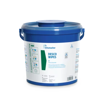 Ein blauer 3 l Vliestuchspender aus Kunststoff der Dr. Schumacher GmbH mit Deckel und Griffen, beschriftet mit "DESCO WIPES". Auf dem Etikett befinden sich hygienische Reinigungshinweise, Icons und Angaben zum Produkt Desinfektionstuch.