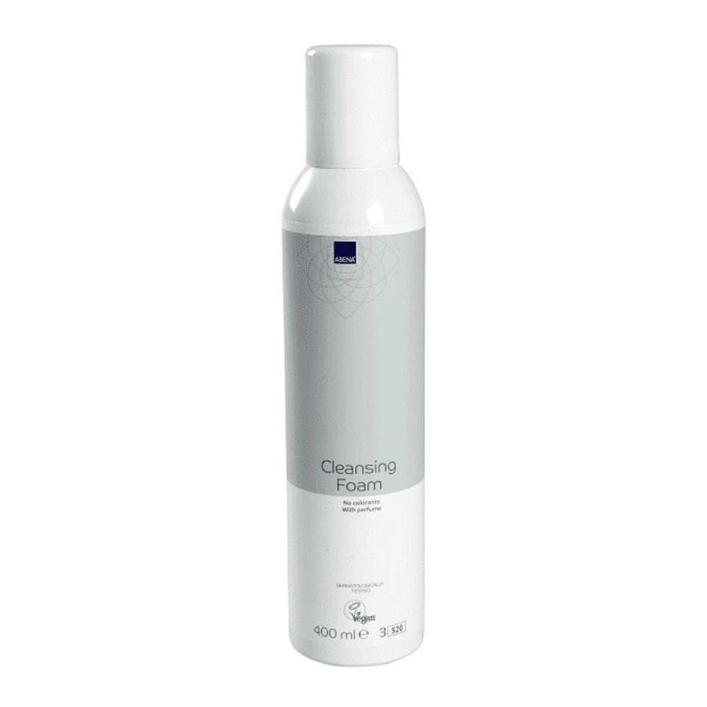 Eine weiße zylindrische Flasche mit der Aufschrift „Abena® Pflege- und Reinigungsschaum“ und dem blauen Logo der Abena Re-Seller GmbH im oberen Bereich. Sie ist für empfindliche Haut konzipiert, weist auf veganfreundliche Inhaltsstoffe hin und hat ein Fassungsvermögen von 400 ml.