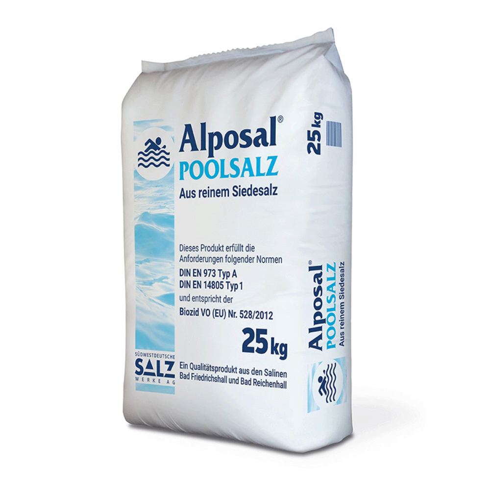 Ein 25 kg Sack Alposal Poolsalz der Südwestdeutschen Salzwerke AG ist überwiegend weiß mit blauen Akzenten verpackt und in deutscher Sprache beschriftet. Es enthält 99,9 % Natriumchlorid zur Verwendung in Salzelektrolyseanlagen und entspricht den DIN-Normen als reines Siedesalz für Schwimmbäder.